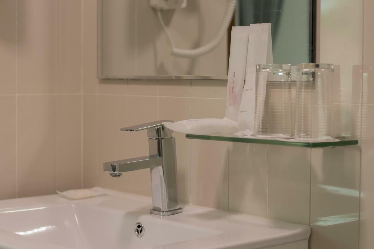 Justice Hotel Банкок Екстериор снимка